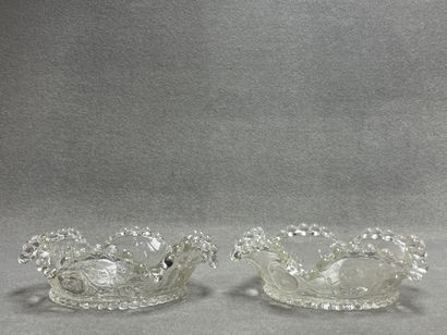 Deux coupes à fruits en verre moulé. 
H....