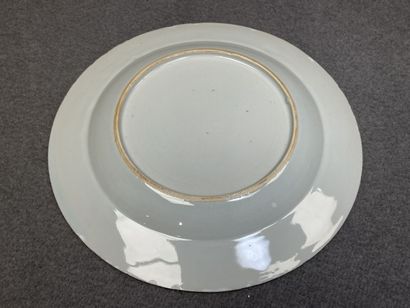 Deux assiettes et une coupelle en porcelaine...