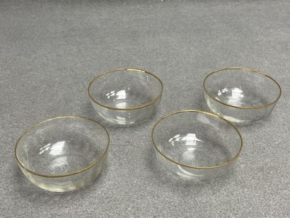 Quatre rince doigts en verre. 
H. :4,5 cm....
