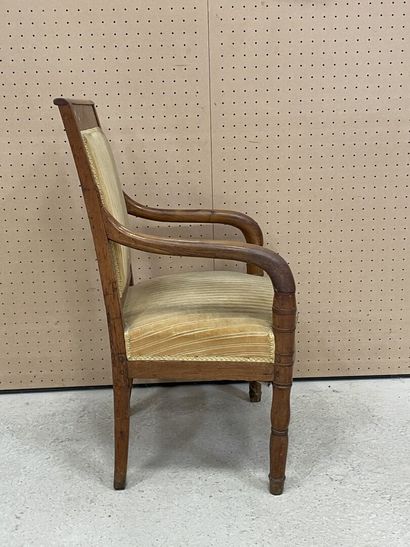 Fauteuil en bois clair à dossier carré
Epoque...