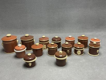 Ensemble de 15 terrines rondes en faience...