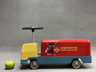 Kiddicraft, France. 
Camion-pousseur enfant...