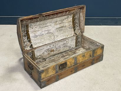 Malle en bois et cuir fin XVIII°. 
33 x 87...