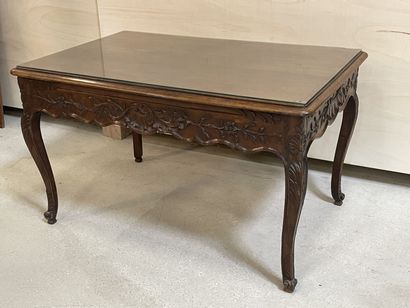 Bureau plat en chêne sculpté
style Louis...