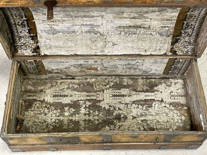 Malle en bois et cuir fin XVIII°. 
33 x 87...