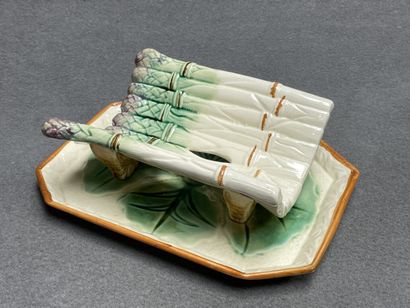 Plat à asperges en barbotine.
29 x 21 cm