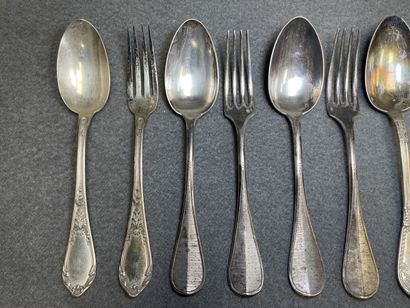 Ensemble de Six couverts et deux cuillères...