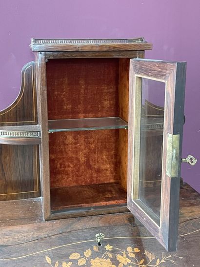Bureau de pente surmonté d'une petite vitrine,...