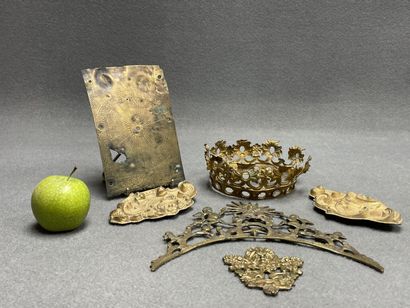 Eléments de décoration en bronze et laiton....