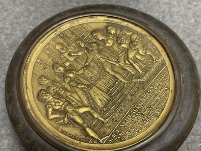Boite ronde en corne avec médaille souvenir...