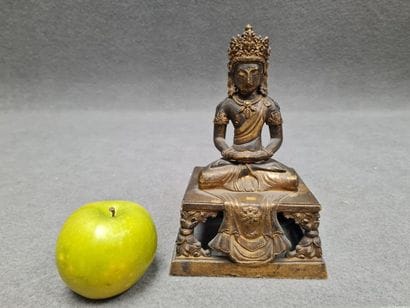 Bouddha en bronze patiné et doré.
TIBET XX°
18...
