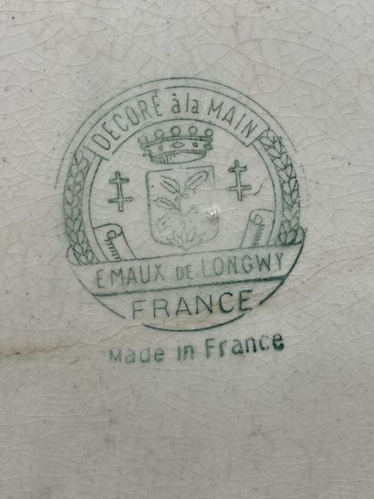 LONGWY. 
Deux dessous de plats en faïence....