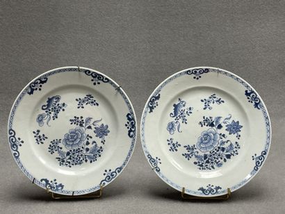 Chine XVIII° Paire d'assiettes en porcelaine...