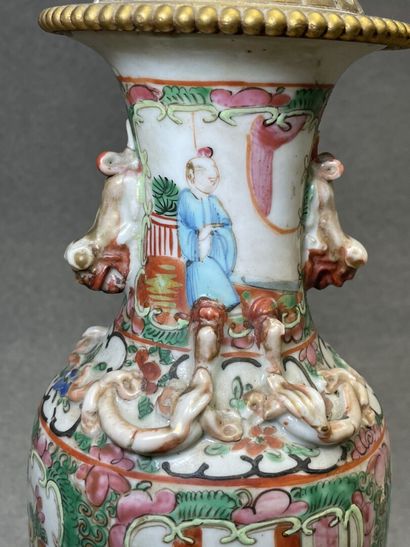 Pied de lampe en porcelaine de Canton. 
H....