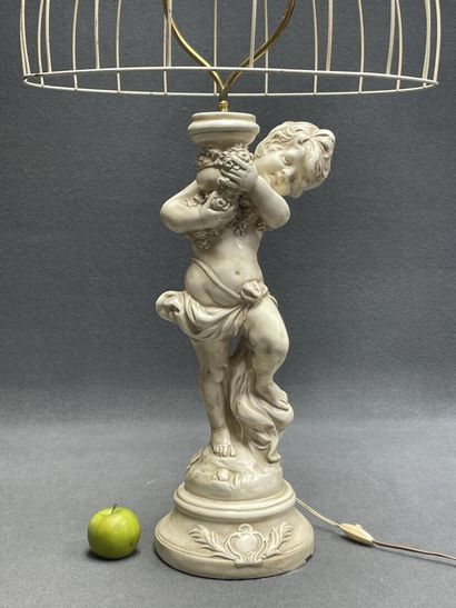 Lampe a décor de Putto en résine à l'imitation...