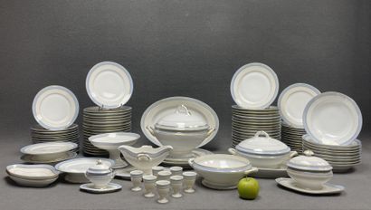 Partie de service de table en porcelaine...