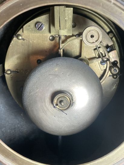 Pendule en régule sur socle en marbre fin...