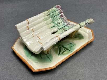 Plat à asperges en barbotine.
29 x 21 cm