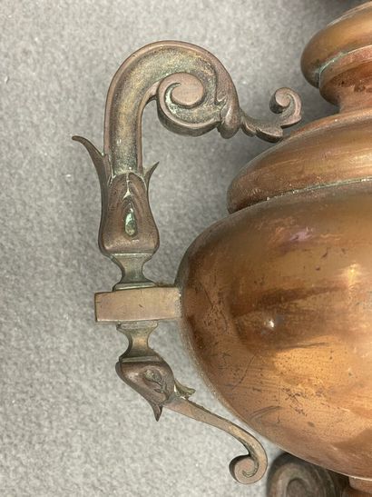 Applique en bronze, bois mouluré et cuivre...