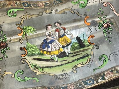 Boite en verre et glace, ornée de papiers...