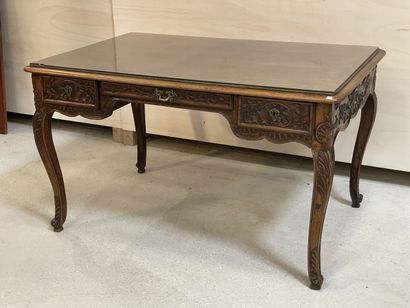 Bureau plat en chêne sculpté
style Louis...