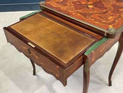 Table à jeux, formant écritoire et coiffeuse,...