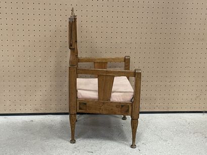 Fauteuil d'enfant en bois, décor gravé de...