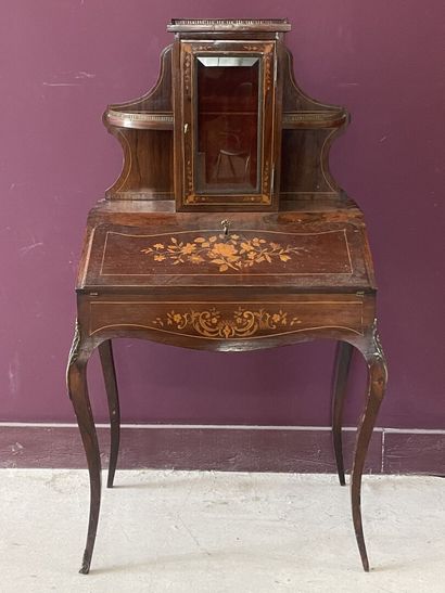 Bureau de pente surmonté d'une petite vitrine,...
