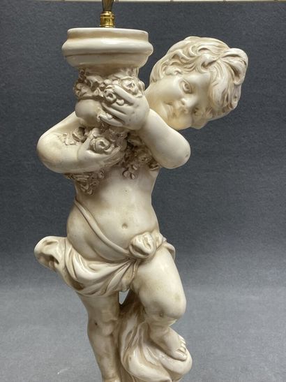 Lampe a décor de Putto en résine à l'imitation...
