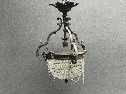 Petit lustre en bronze à perles. 
H. :42...