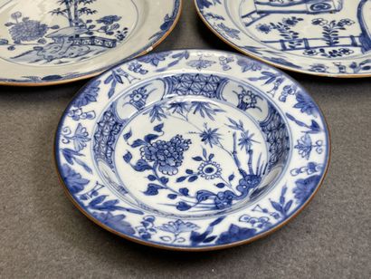 Ensemble de huit assiettes en porcelaine...