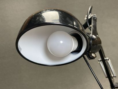Lampe de bureau articulée. 
H. :56 cm.