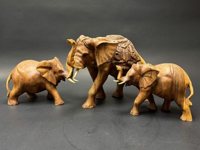 Trois Statuettes d'Eléphants, 
en bois exotique...