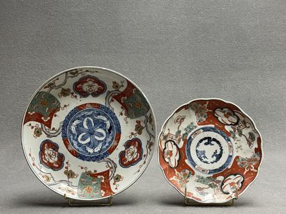 Asie. 
Deux assiettes en porcelaine Imari....