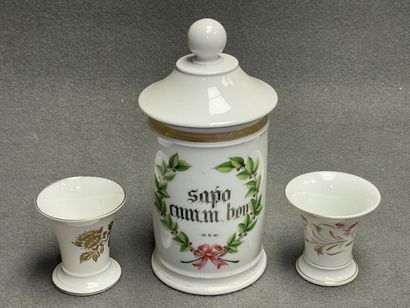 Pot à pharmacie en porcelaine. 
H. :25 cm....