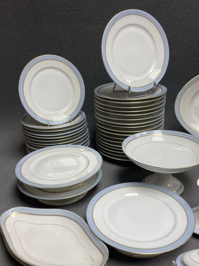 Partie de service de table en porcelaine...