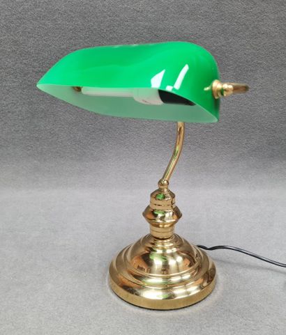 Lampe de bureau en métal doré et opaline...