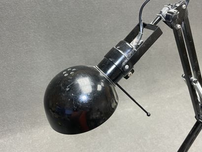 Lampe de bureau articulée. 
H. :56 cm.