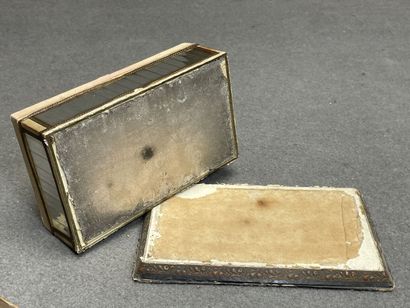 Boite en verre et glace, ornée de papiers...