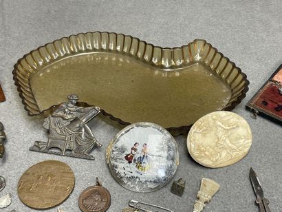 Lot comprenant: 
Centre de table en verre,...