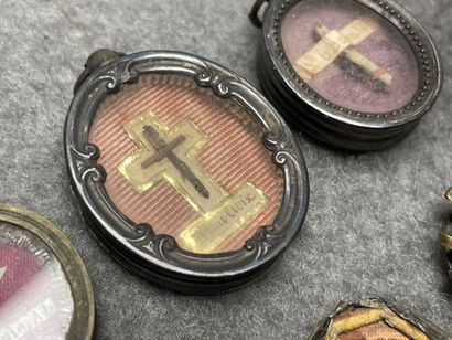 Reliquaire et six reliquaires miniatue. 
25...