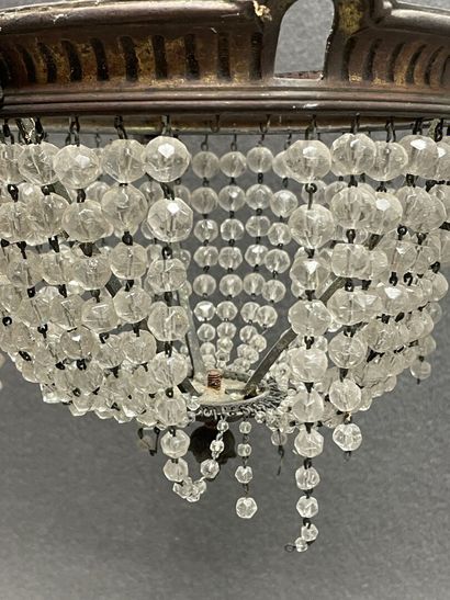 Petit lustre en bronze à perles. 
H. :42...
