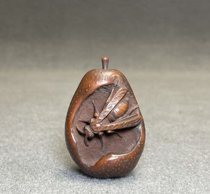 Netsuké en buis sculpté à décor d'abeille...