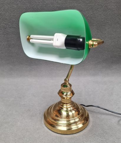 Lampe de bureau en métal doré et opaline...