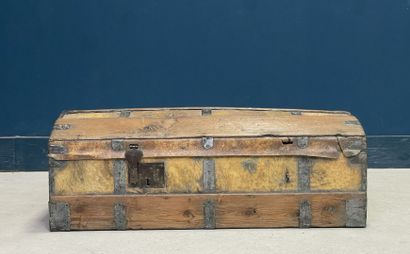 Malle en bois et cuir fin XVIII°. 
33 x 87...