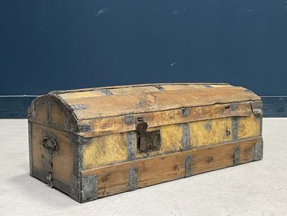Malle en bois et cuir fin XVIII°. 
33 x 87...