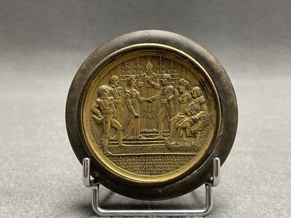 Boite ronde en corne avec médaille souvenir...