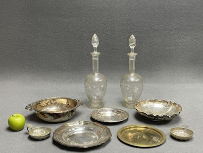 Lot comprenant: 
Paire de carafes, deux coupes...