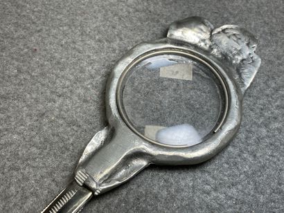 Loupe de bureau formant coupe-papier en métal...