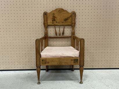 Fauteuil d'enfant en bois, décor gravé de...